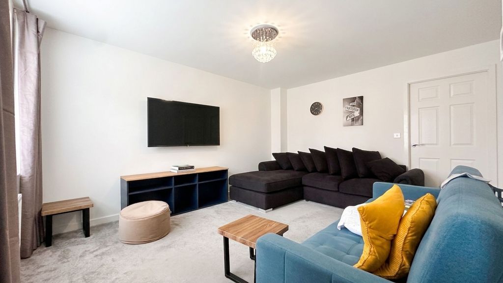 Property photo 2 of 18 Lounge