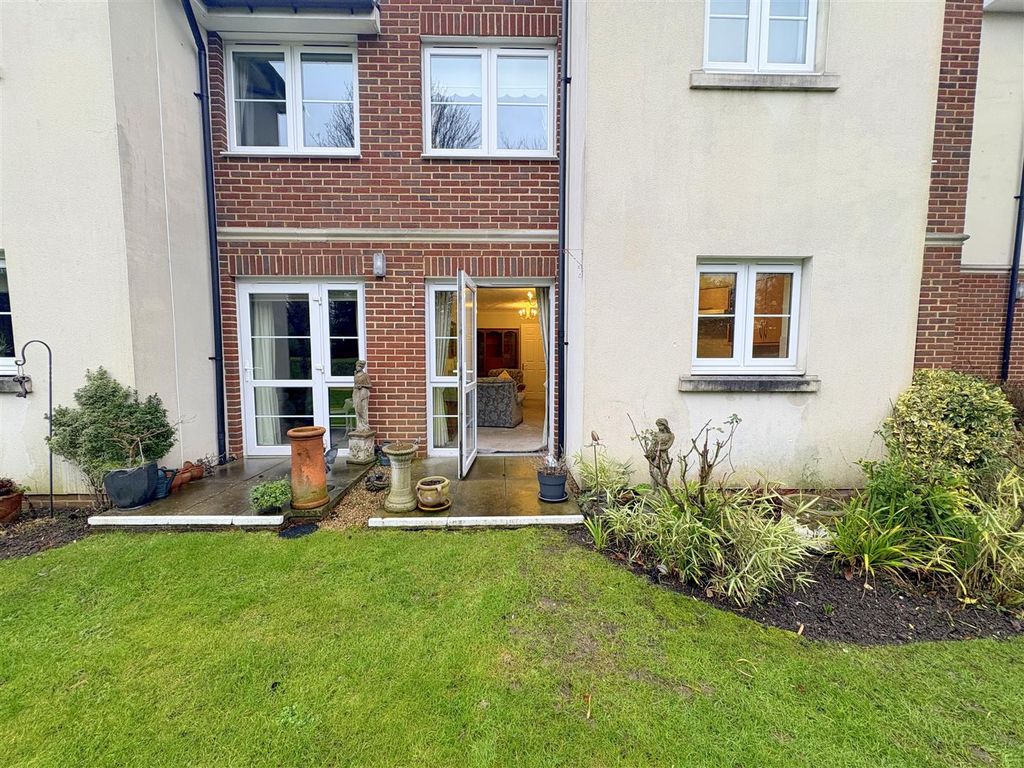 Property photo 3 of 19 Communal Garden 1.Jpg