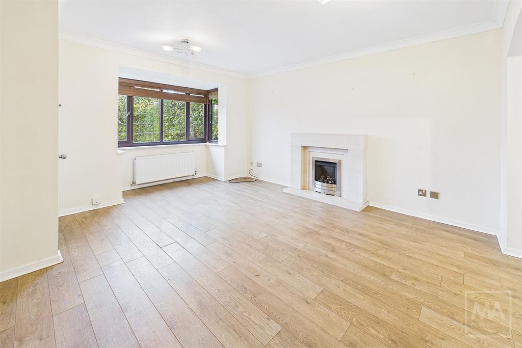 Property photo 3 of 17 Lounge