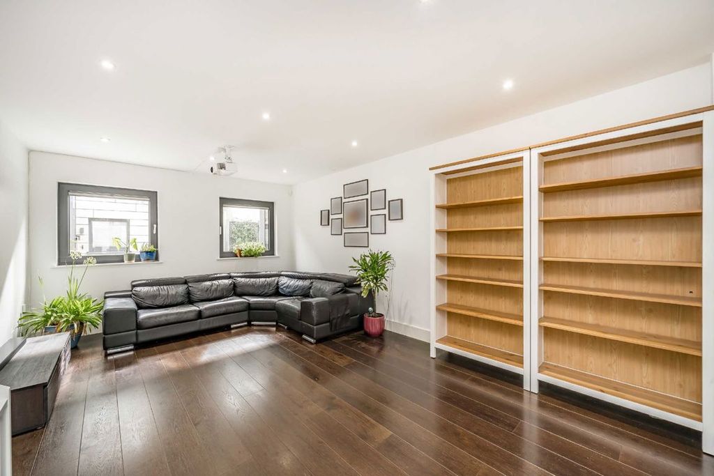 Property photo 3 of 11