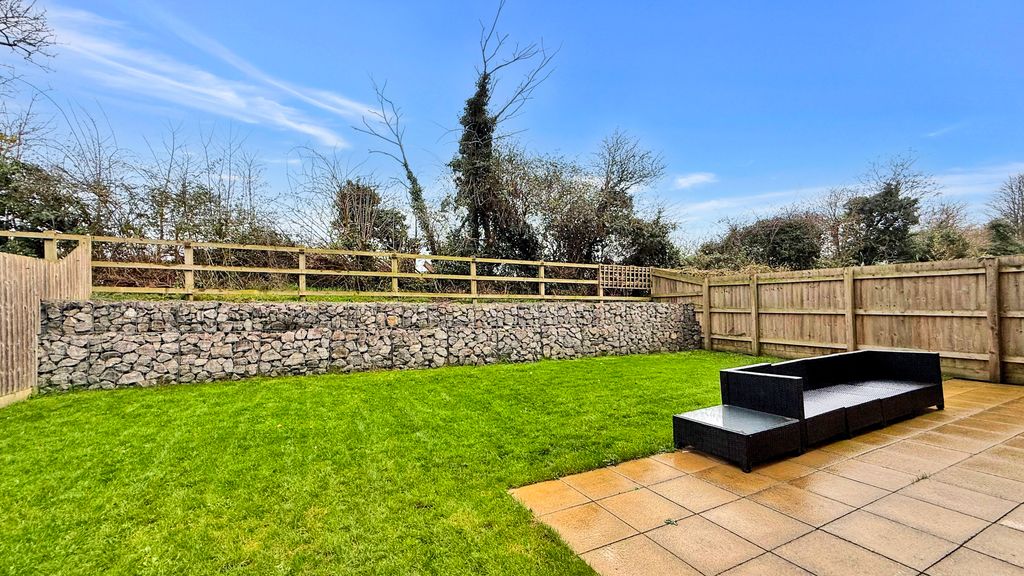 Property photo 2 of 16 Garden