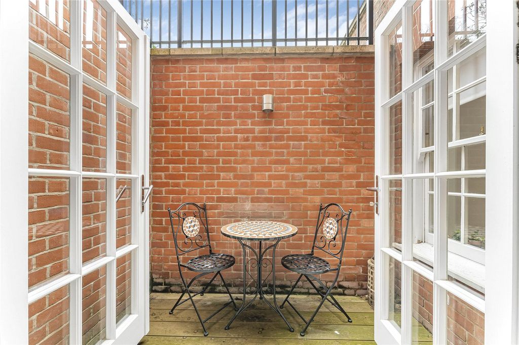 Property photo 2 of 28 Picture No. 18