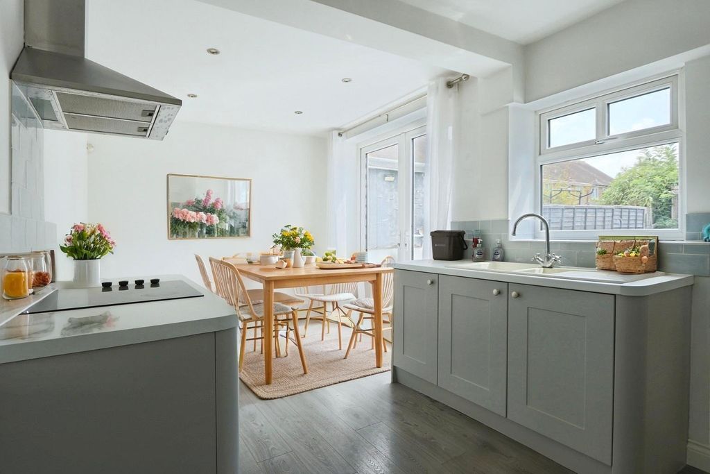 Property photo 2 of 12 4315335