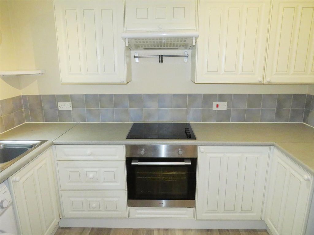 Property photo 2 of 9 Kitchen