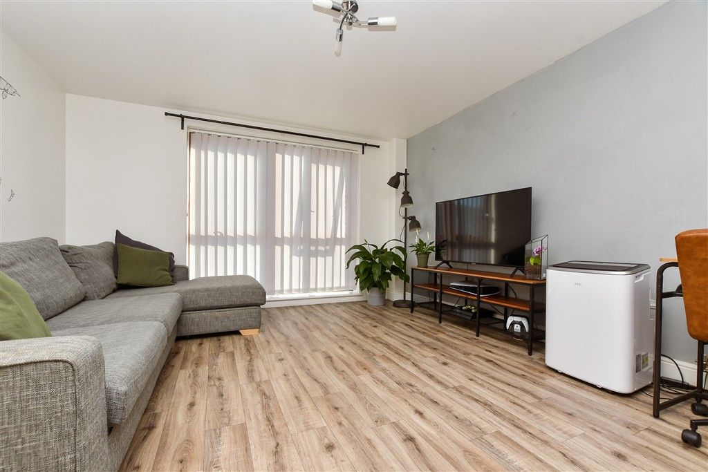 Property photo 2 of 8 Lounge