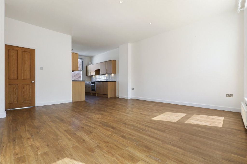 Property photo 3 of 7 Kitchen/Reception