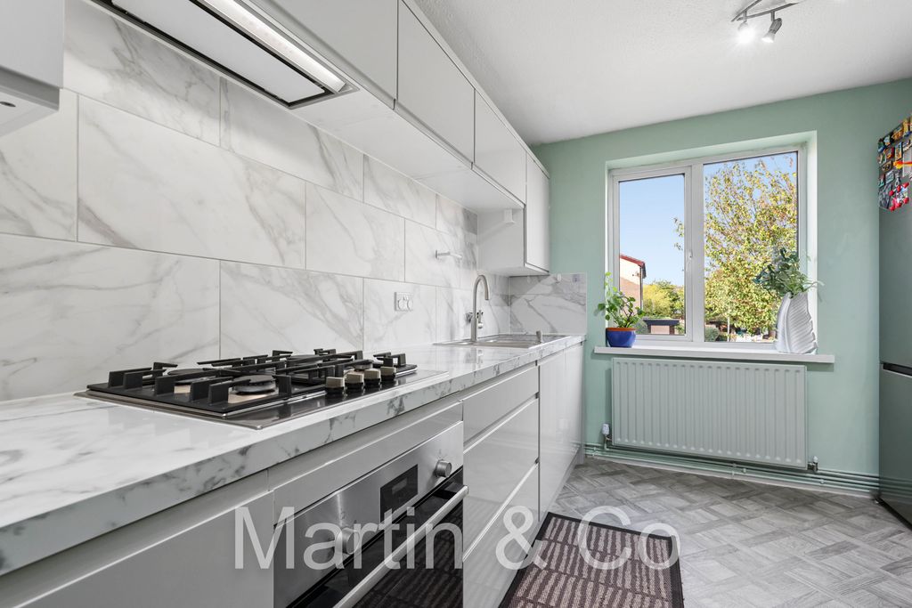 Property photo 3 of 23 1778724784 - Bardsley Close, Cr0 - 8