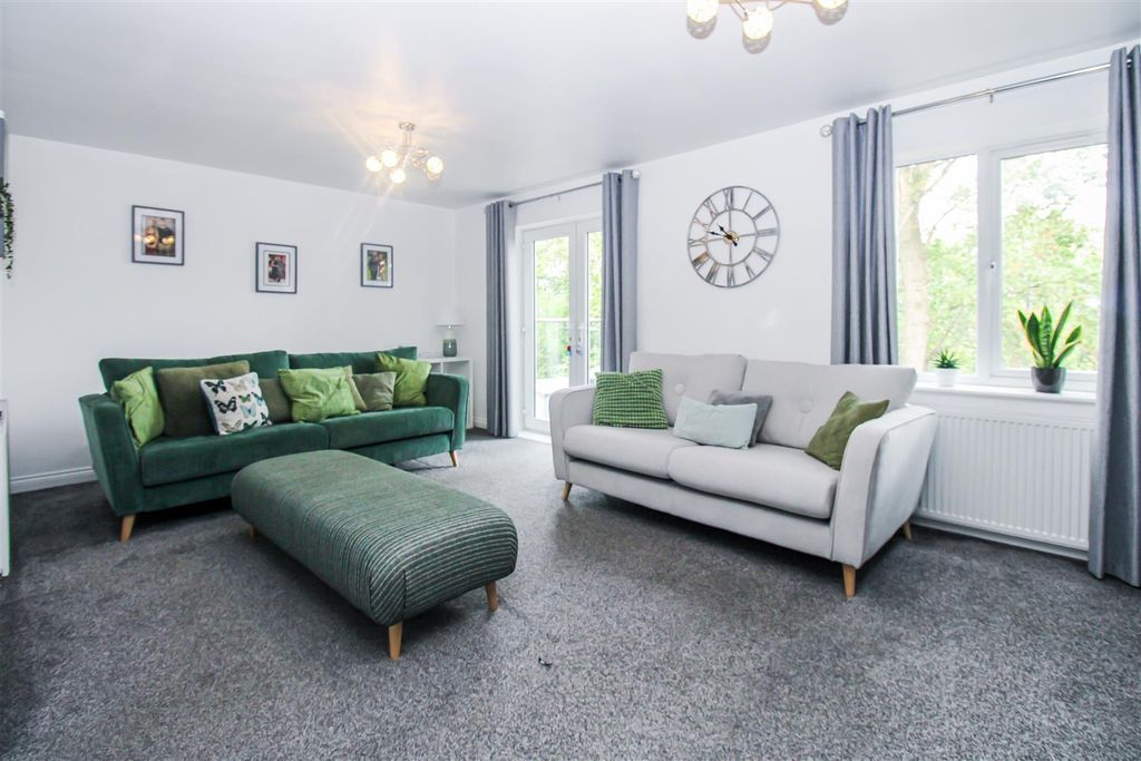 Property photo 3 of 13 Lounge