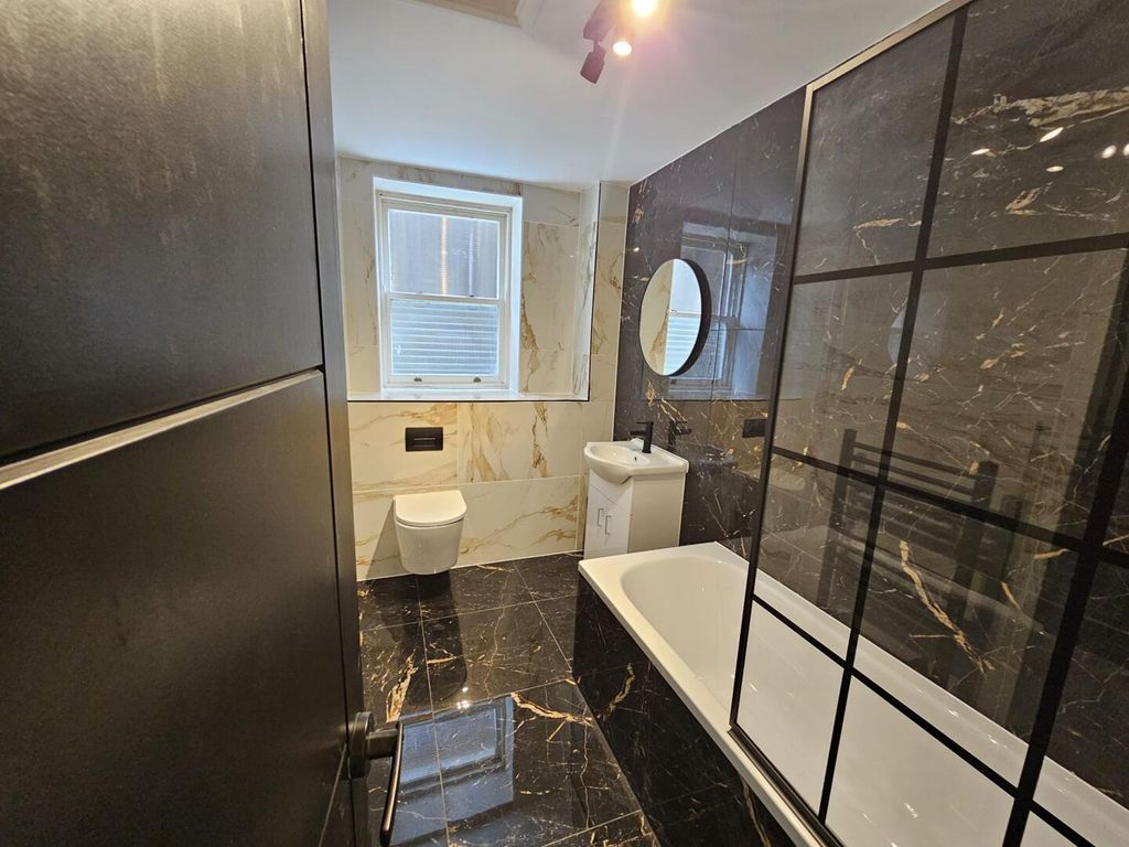 Property photo 1 of 16 Bathroom