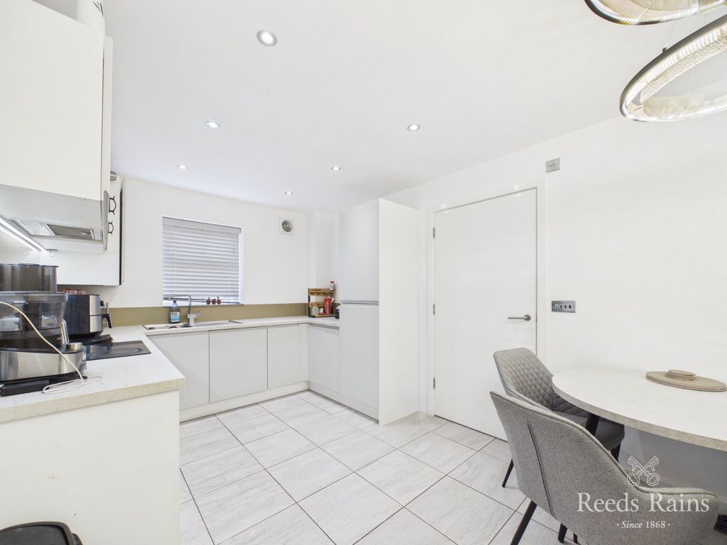 Property photo 3 of 21 Dining Kitchen