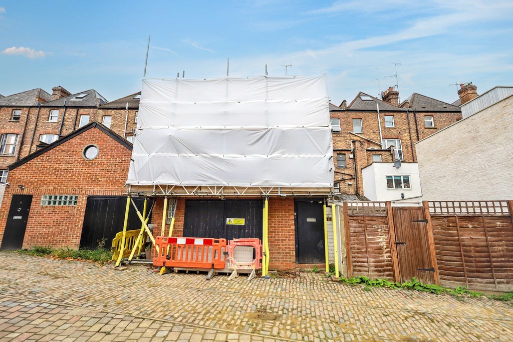 Property photo 1 of 15 7A Wembury Mews, London N6 5Xj