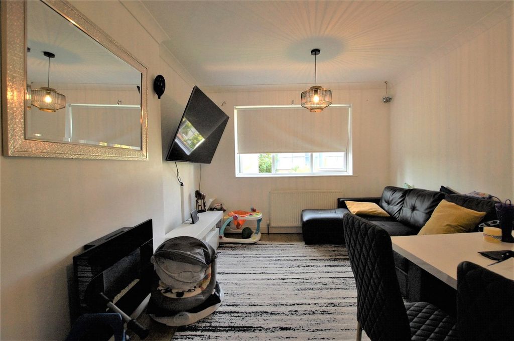 Property photo 3 of 7 Lounge
