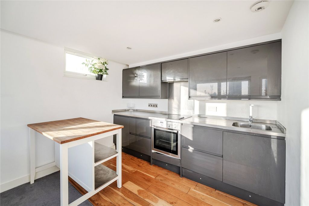 Property photo 3 of 22 Kitchen