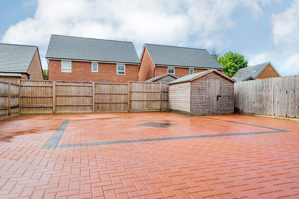 Property photo 2 of 12 Garden