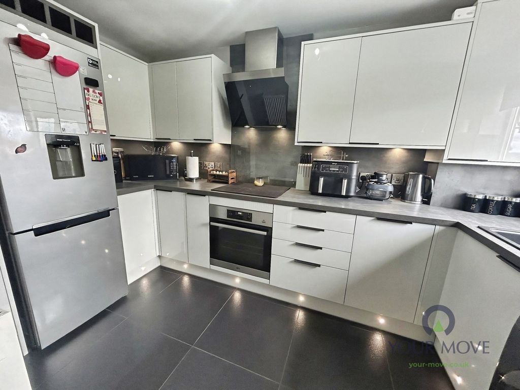 Property photo 3 of 18 Kitchen