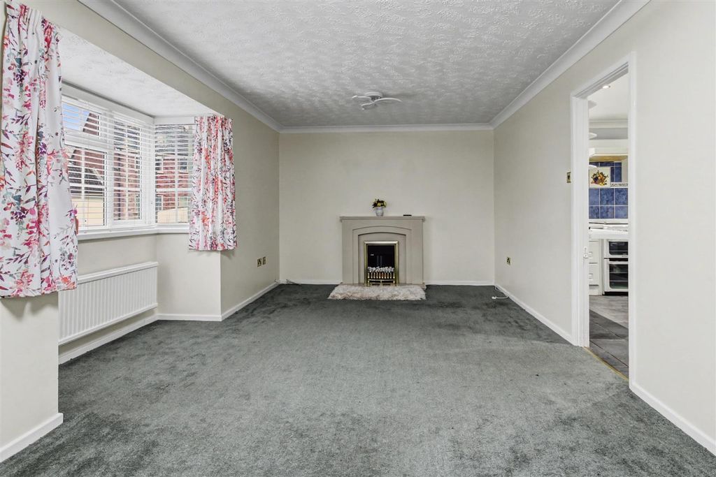 Property photo 2 of 18 Lounge