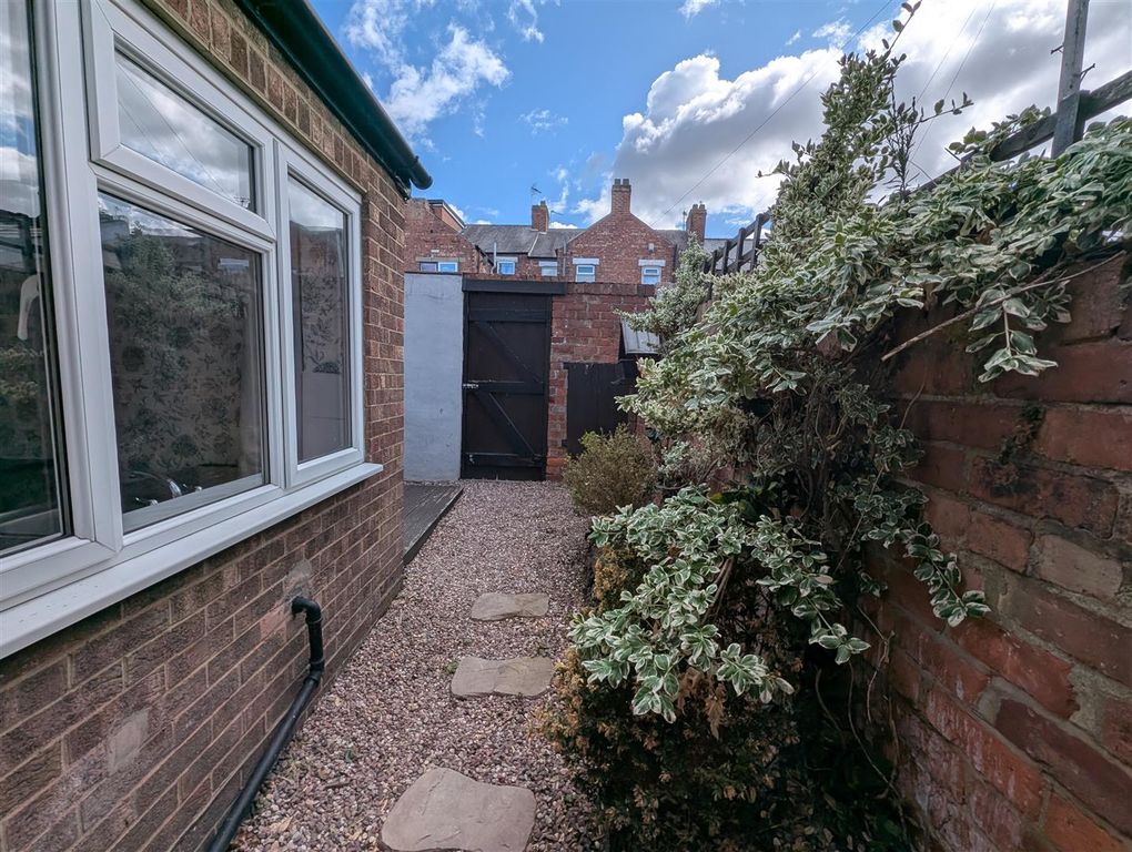 Property photo 1 of 9 Externally