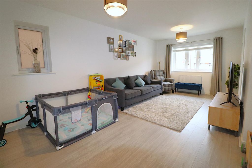 Property photo 2 of 19 Lounge