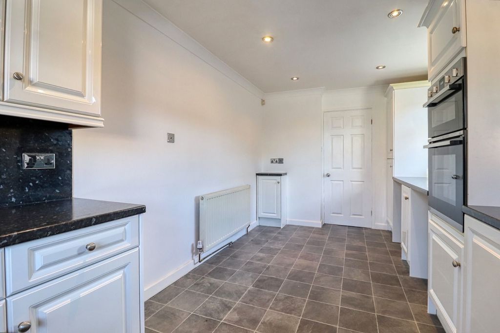 Property photo 3 of 10 Kitchen