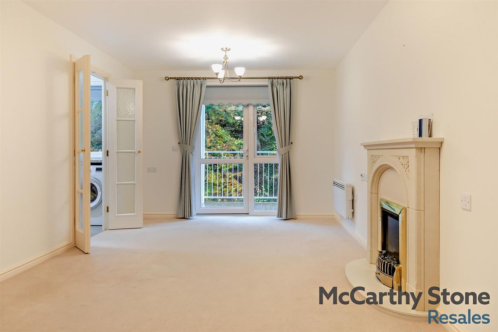 Property photo 3 of 21 Living Room