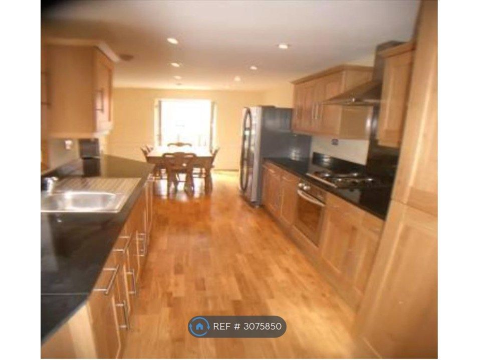 Property photo 1 of 8 Huge Breakfast Kitchen With 55 Smart