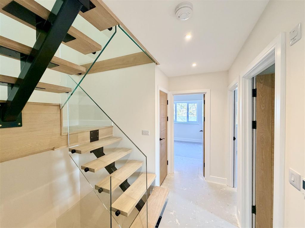 Property photo 3 of 32 Entrance Hall