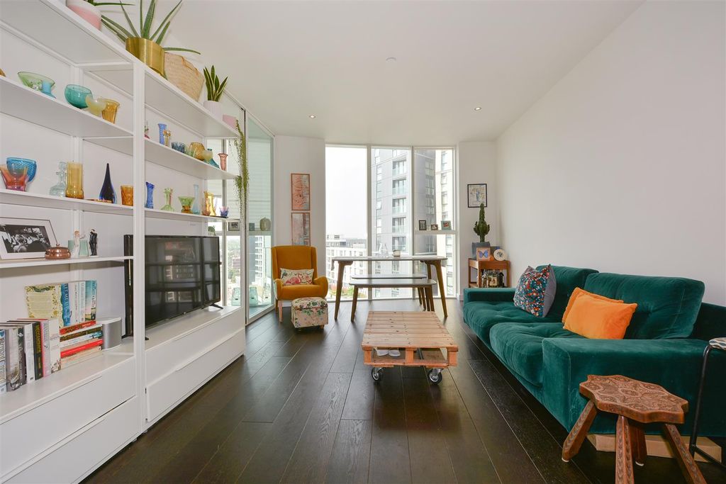 Property photo 2 of 12 Flat 903, 155 Wandsworth Road  (18).Jpg