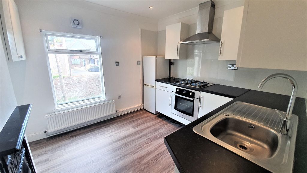 Property photo 3 of 9 Kitchen