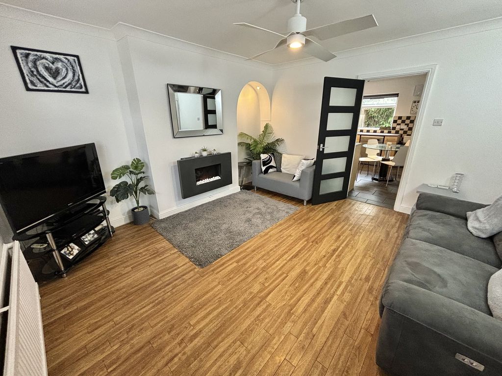 Property photo 2 of 16 Lounge