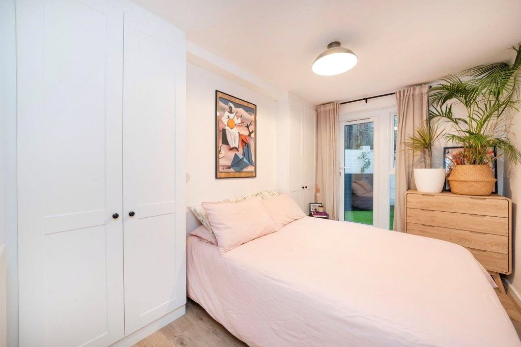 Property photo 3 of 10 Bedroom