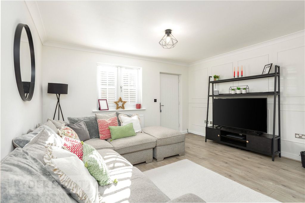 Property photo 3 of 19 Lounge