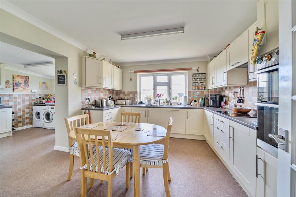 Property photo 3 of 19 Kitchen / Breakfast Room