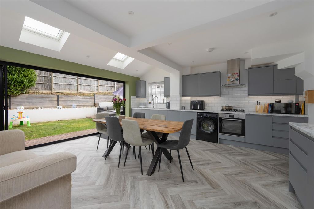 Property photo 2 of 16 Wells Way, Faversham