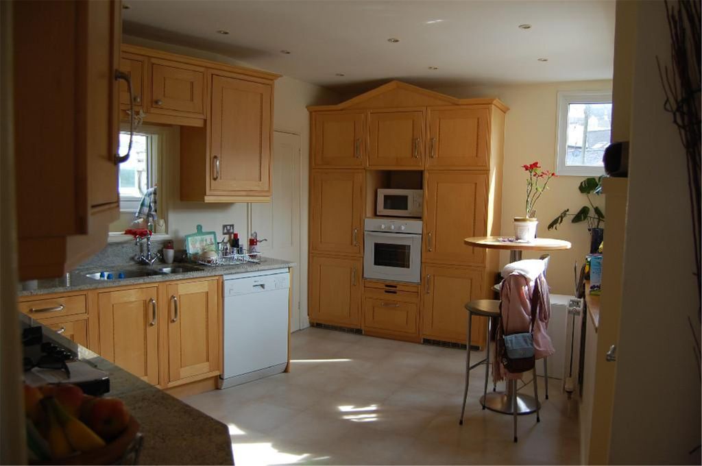 Property photo 3 of 6 Kitchen