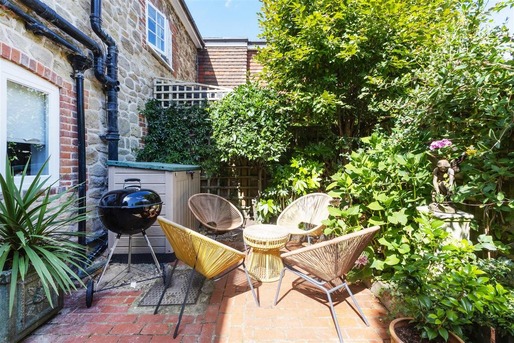 Property photo 2 of 17 31 Courtyard.Jpg