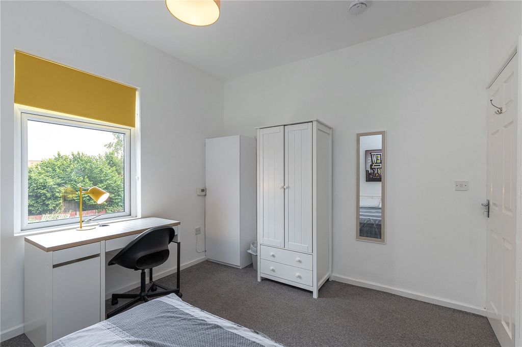 Property photo 2 of 8 Room 2