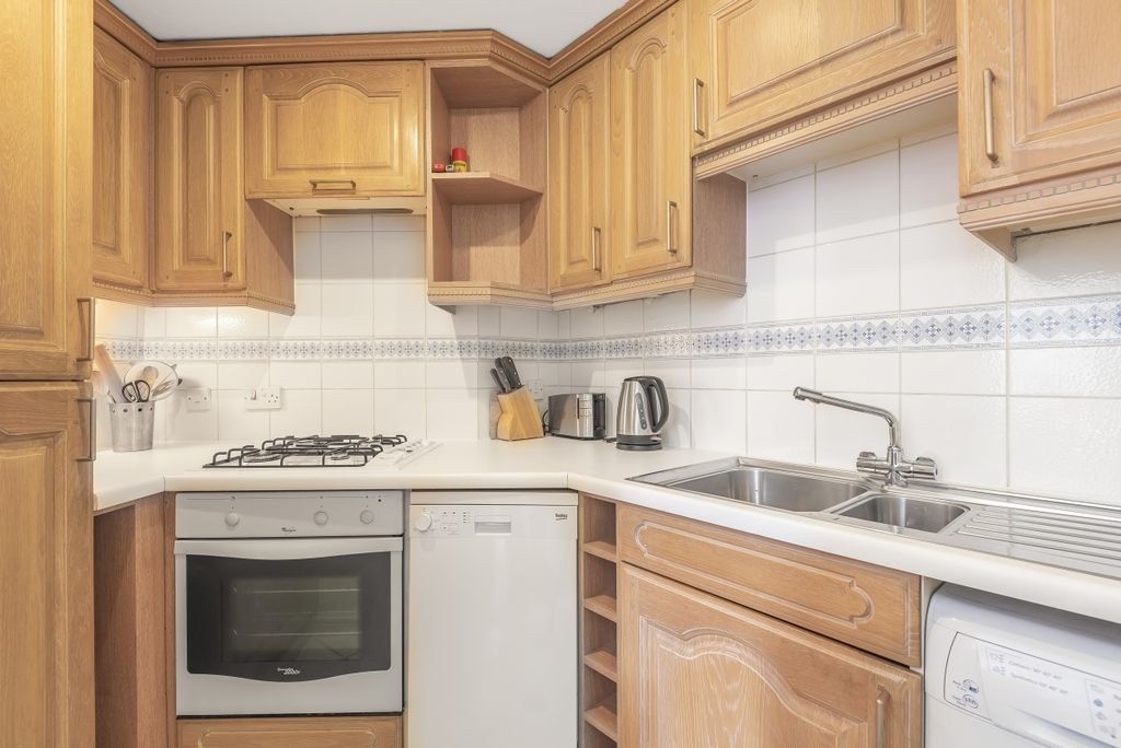 Property photo 2 of 7 Kitchen