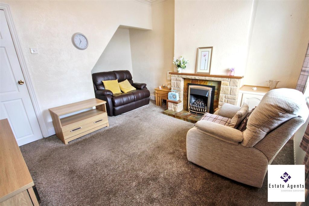 Property photo 3 of 13 Lounge