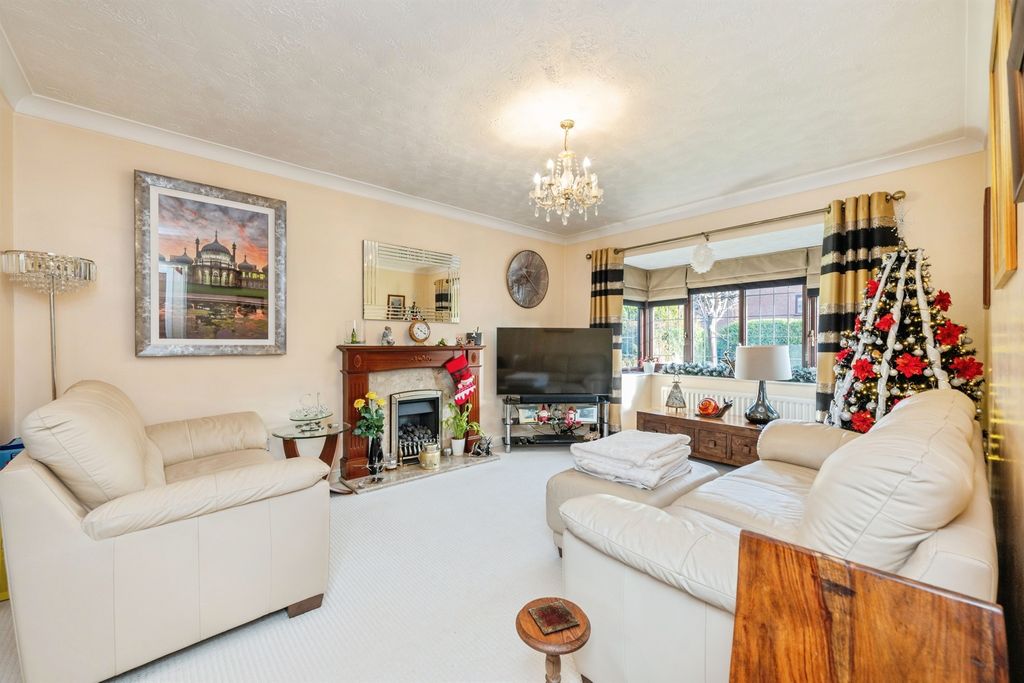 Property photo 3 of 21 Lounge: