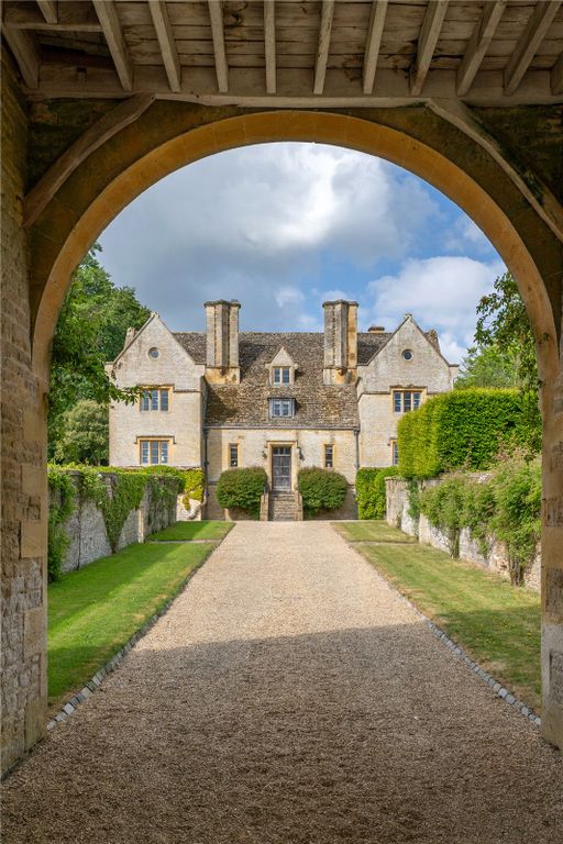 Property photo 2 of 30 Hinchwick Manor