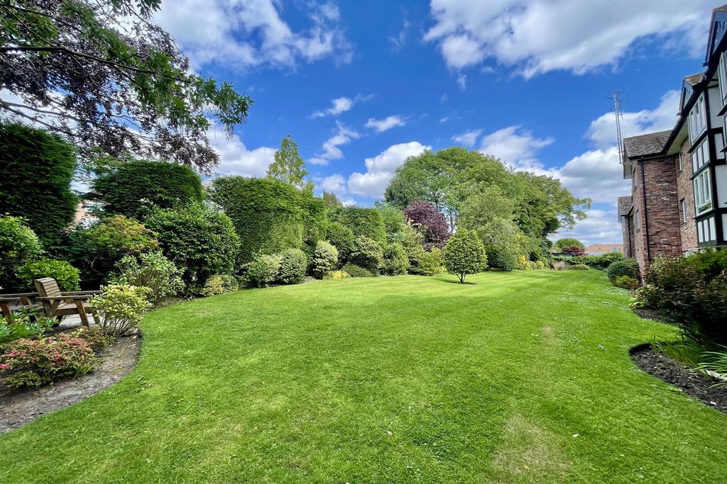 Property photo 2 of 11 Communal Gardens