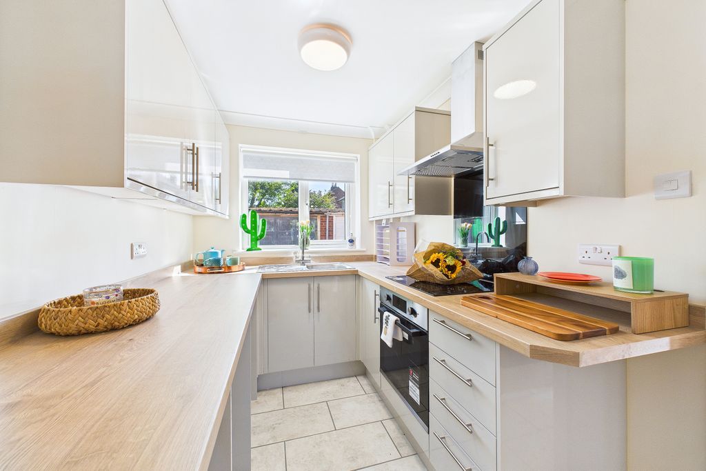 Property photo 1 of 9 Kitchen