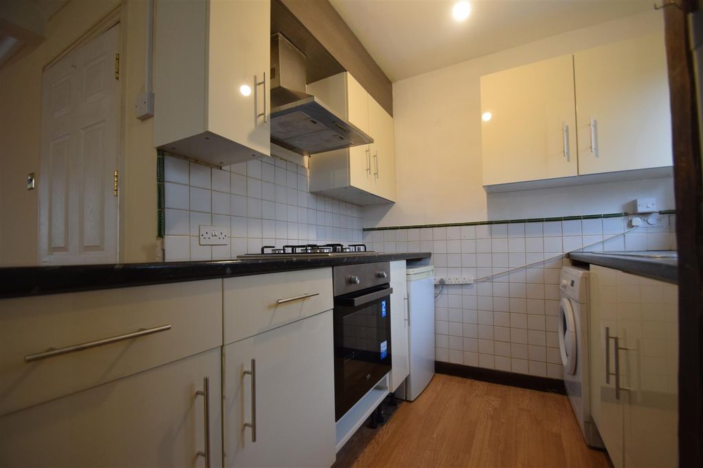 Property photo 3 of 10 Kitchen