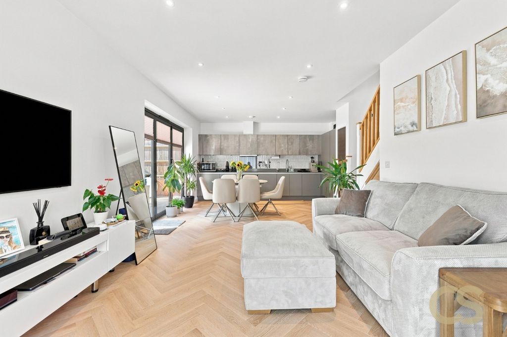 Property photo 2 of 17 5092935