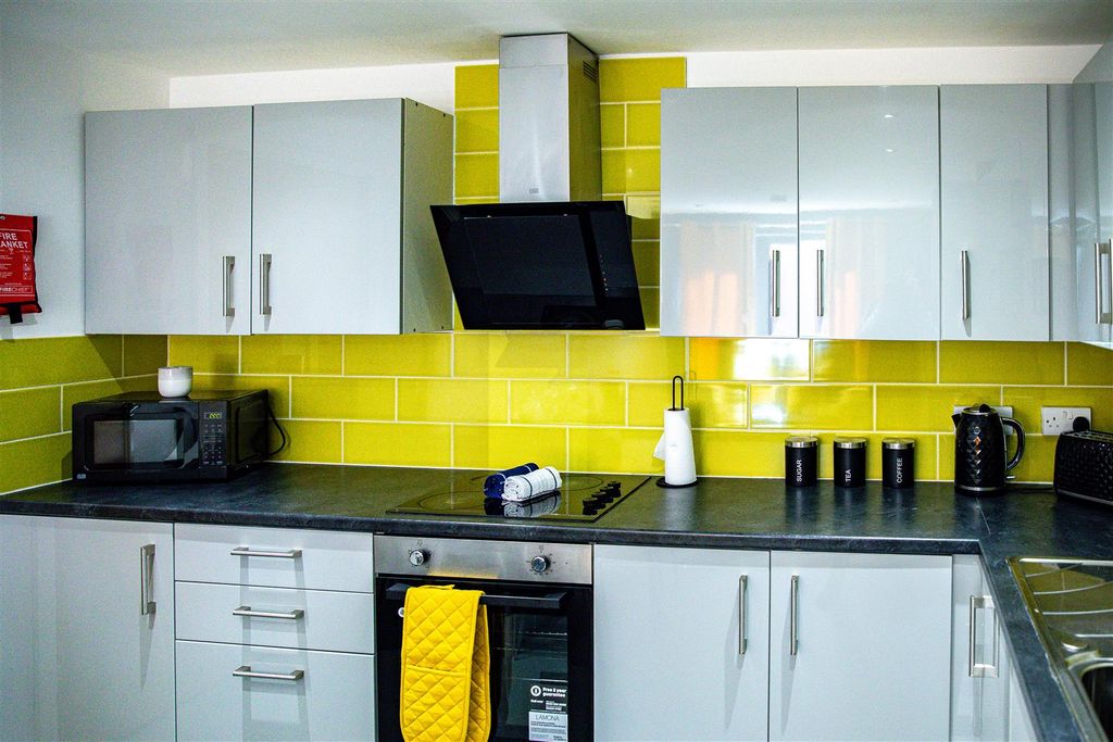 Property photo 3 of 9 Living Area 1.9.Jpg