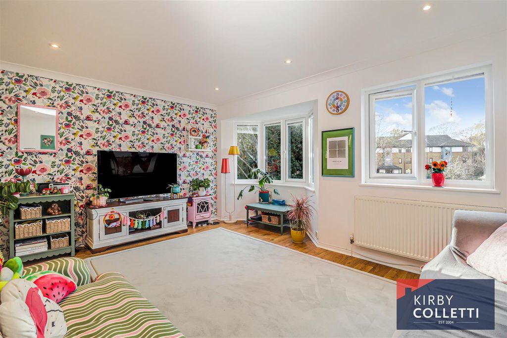 Property photo 3 of 25 Lounge