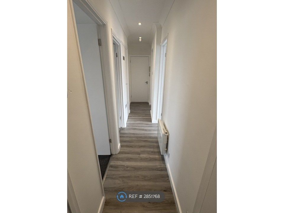 Property photo 2 of 7 Hallway