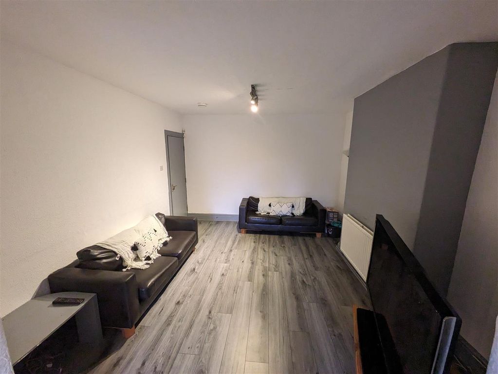 Property photo 3 of 11 Lounge