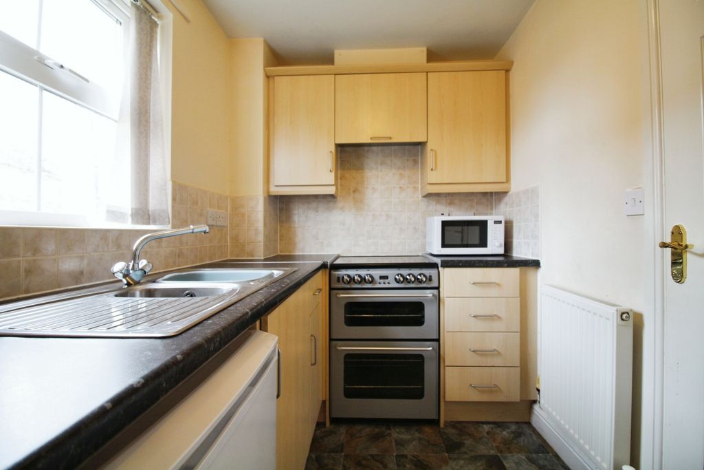 Property photo 3 of 11 Kitchen