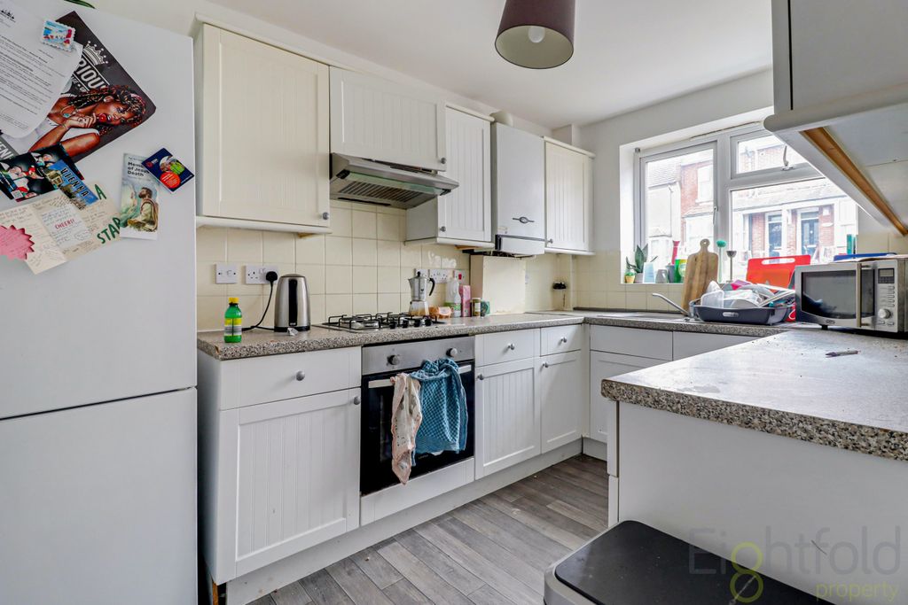 Property photo 3 of 12 Kitchen